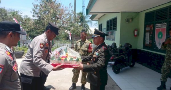HUT ke-81 TNI di Maiwa, Polsek Kirim Nasi Tumpeng ke Koramil