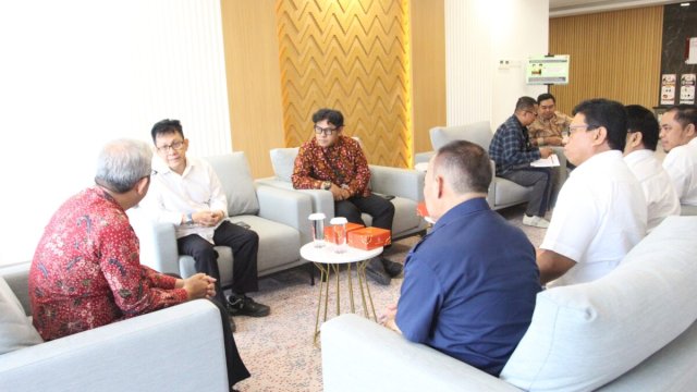 OJK Sulselbar memperkuat kolaborasi dengan PWI Sulsel untuk meningkatkan literasi keuangan masyarakat ||(Kredit foto:pwisulsel/handover_igadiwia@harian.news) 
