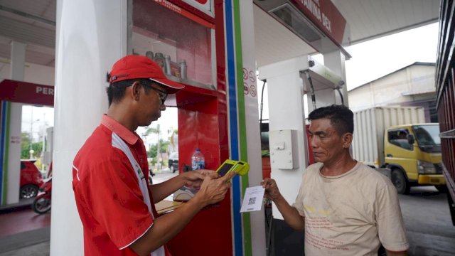 Suasana pelayanan di salah satu SPBU kepada konsumen. Amera Sulsel mendesak transparansi distribusi BBM dan LPG subsidi 3 Kg di Sulawesi Selatan. Dok IST