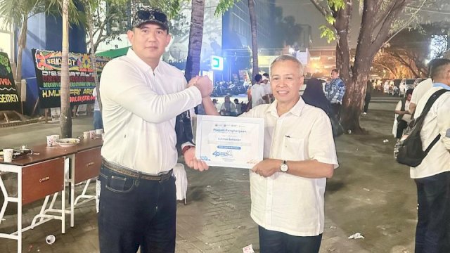 Dr. Lukman Setiawan saat menerima penghargaan. Foto pribadi Lukman Setiawan 