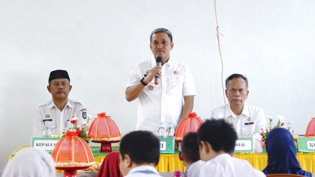 penyaluran bantuan sosial sandang bagi penyandang disabilitas oleh Bupati Jeneponto, H. Paris Yasir, SE., MM., di Sekolah Luar Biasa Negeri (SLBN) 2 Jeneponto, Rabu (14/10/2026). Foto Humas Pemkab Jeneponto 