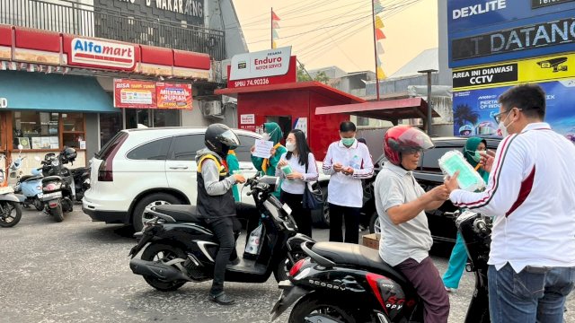 PMI Makassar dan INLA bagikan masker. (Dok. HN)