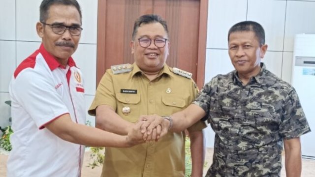 Bupati Takalar Muh Firdaus Dg Manye didampingi Ketua KONI Takalar ( Baju Putih ) dan Ketua Pertina Takalar ||(Kredit foto: yoz@harian.news) 