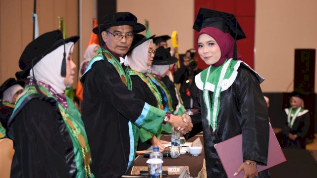 Rektor UCM bersama wisudawan, Kamis (15/10). (Dok. ASW)
