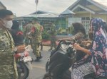 Koramil Maiwa Bagikan Masker, Antisipasi Dampak Asap Karhutla