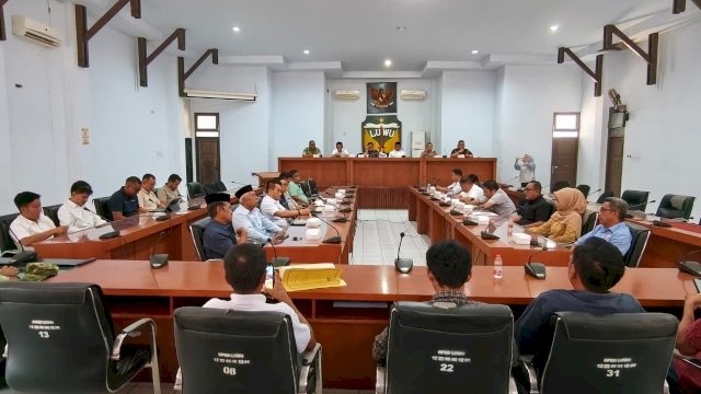 Komisi I DPRD Luwu gelar RDP bersama MDA soal pemalangan Rante Balla, dorong pembukaan akses jalan dan penyelesaian sengketa secara damai. Foto Humas Sekretariat DPRD Luwu