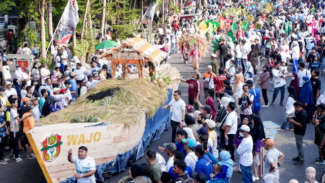 Gubernur Sulawesi Selatan, Andi Sudirman Sulaiman, saat melepas puluhan ribu peserta Jalan Sehat. Foto Humas Pemprov Sulsel 