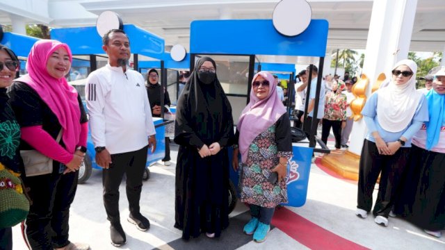 Naoemi Octarina dampingi penyaluran 269 alat usaha untuk UMKM Sulsel ||(Kredit foto:handover) 
