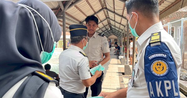 Kualitas Udara tidak Sehat, Lapas Parepare Bagi Masker ke Napi