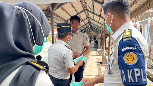 Lembaga Pemasyarakatan (Lapas) Kelas IIA Parepare membagikan masker kepada warga binaan.&nbsp;Harian.News/HO-Humas Lapas Parepare 