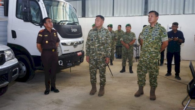 Danrem 141/Tp Kolonel Inf Robinson Tallupadang memimpin verifikasi dan validasi KDKMP di Galonta Batili, Kabupaten Enrekang, Selasa (20/10/2026) ||(Kredit foto: dim1419) 