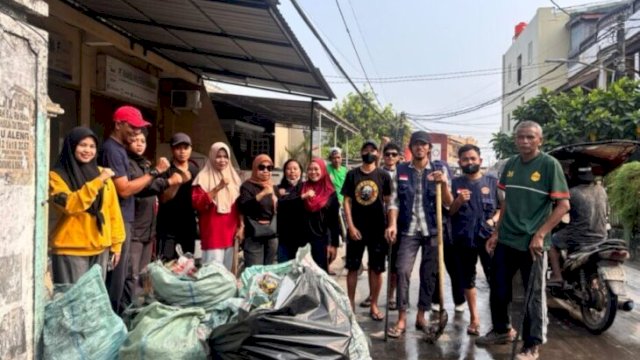 Karang Taruna se-Kecamatan Panakkukang bersama warga menggelar kerja bakti membersihkan lingkungan di Kelurahan Tamamaung, Makassar, Minggu (25/10/2026). || (Kredit foto:ktpanakkukang) 