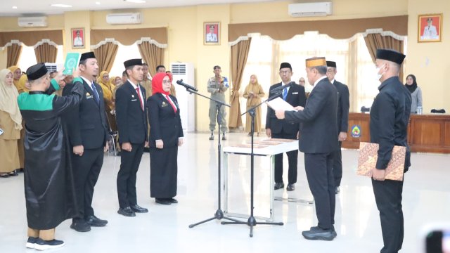 Bupati Jeneponto, H. Paris Yasir saat melantik pejabat eselon. Foto Humas Pemkab Jeneponto 