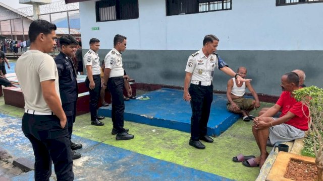 Hartono, Kepala Pengamanan Lembaga Pemasyarakatan (KPLP) Kelas IIA Palopo, saat menyapa setiap warga binaan setiap blok hunian. Harian.News/HO-Lapas Palopo
