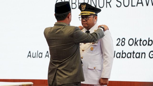 Gubernur Sulsel Andi Sudirman Sulaiman melantik Darmawangsyah Muin sebagai Bupati Gowa. (Dok. HMS)
