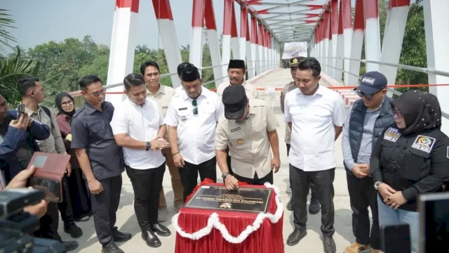 Gubernur Sulsel Andi Sudirman Sulaiman didampingi Bupati Luwu Patahuddinh, meresmikan proyek jembatan Salu Jambu di Kabupaten Luwu, Sulsel, Kamis, (29/10/2026). Harian.News/HO- Humas Pemkab Luwu
