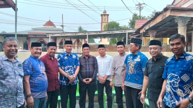 Ketua APDESI Gowa bersama beberapa Kades dan Anggota DPRD Gowa saat melayat ||(Kredit foto:handover_yoz@harian.news) 
