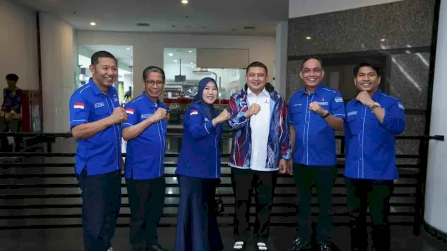 Munafri Arifuddin (tengah) foto bersama kader partai Demokrat di Makassar. Dok DPC Partai Demokrat 