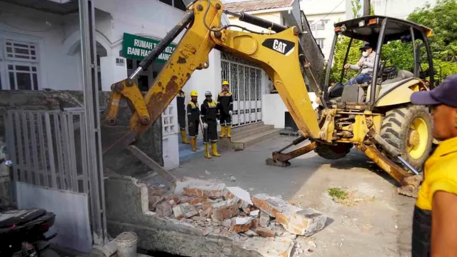 Penertiban yang dilakukan Pemerintah Kecamatan Ujung Pandang. Foto Humas
