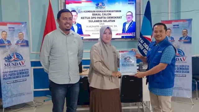 Ketua Fraksi Demokrat DPRD Sulsel, Hj. Fatma Wahyuddin, mewakili Munafri untuk mengambil formulir di kantor DPD Demokrat Sulsel, Jalan Mirah Seruni, Kamis (15/10/2026). Foto Harian.News 