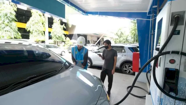 Pelanggan pengguna EV dan petugas PLN sedang melakukan proses pengisian di SPKLU PLN UID Sulselrabar. Harian.News/HO-Humas PLN Sulselrabar