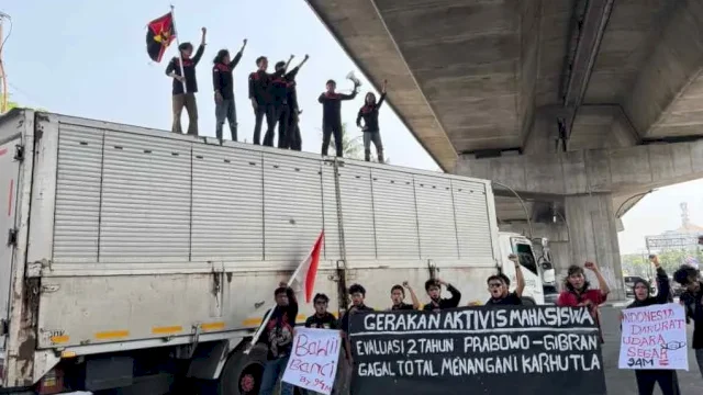 Aksi unjuk rasa Gerakan Aktivis Mahasiswa (GAM) Mereka membentangkan spanduk bertuliskan di beberapa titik Kota Makassar. Harian.News&nbsp;