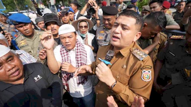 Wali Kota Munafri menemui massa aksi Gerakan Rakyat (GERAM) yang mewakili warga Tamalanrea di Kantor Wali Kota Makassar. Harian.News/HO-Humas Pemkot Makassar&nbsp;