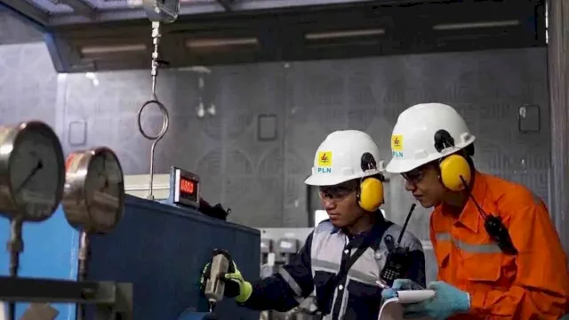 Petugas PLN melakukan pekerjaan pemeliharaan infrastruktur ketenagalistrikan sebagai bagian dari upaya mempercepat pemulihan dan menjaga keandalan sistem kelistrikan Sulawesi Bagian Selatan (Sulbagsel). Humas PLN Sulselrabar&nbsp;