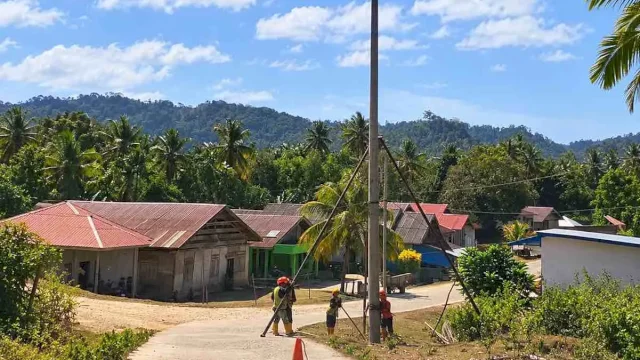Pembangunan jaringan listrik di Kecamatan Laonti, Kabupaten Konawe Selatan, Sulawesi Tenggara (Sultra). Foto dok PLN Sulselrabar 