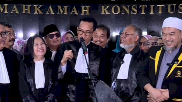 Gugatan pemohon yang diajukan oleh Partai Ummat, Komite Independen Pemantau Pemilu, Forum Purnawirawan Prajurit TNI, Denny Indrayana, serta tiga advokat lainnya saat konferensi pers usai putusan MK. Foto tangkapan layar 