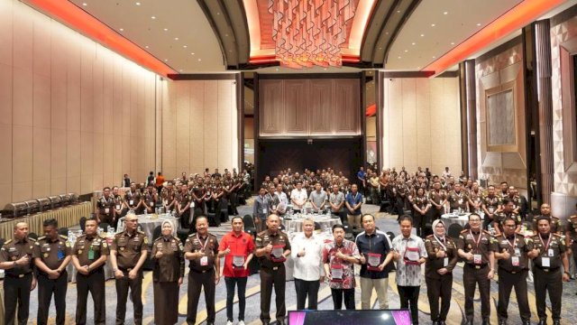 Kajati Sulsel Muhammad Syarifuddin saat membuka FGD penguatan sinergi aparat penegak hukum dalam implementasi KUHAP baru di Hotel Claro Makassar, Jumat (2/10/2026). Harian.News/HO-Humas Kejati Sulsel 