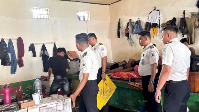 Saat penggeledahan rutin area hunian para napi atau Warga Binaan Pemasyarakatan (WBP) Lapas Palopi, Sulsel, Senin (5/10/2026). Dok IST