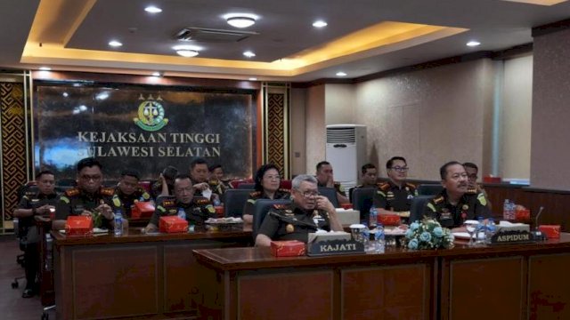 Suasana Focus Group Discussion (FGD) yang diikuti Kepala Kejaksaan Tinggi Sulawesi Selatan Muhammad Syarifuddin, didampingi Asisten Tindak Pidana Umum (Aspidum) Teguh Suhendro serta sejumlah Kepala Kejari secara daring dari Kantor Kejati Sulsel, Senin (5/10/2026).&nbsp;Harian.News/HO-Kejati Sulsel