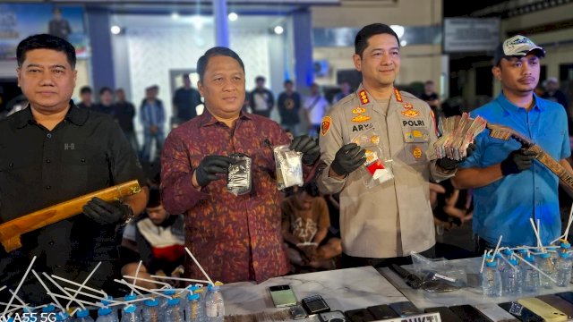 Konferensi pers tim gabungan aparat kepolisian hasil penggerebekan di Borta Makassar, Sulawesi Selatan, dinihari Sabtu (10/10/2026). Foto Harian.News 