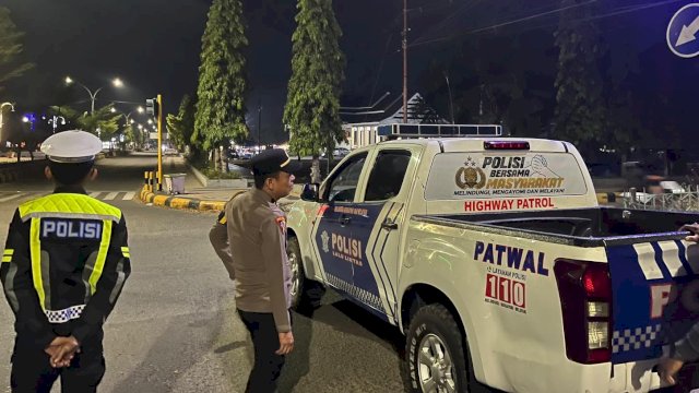 Personel piket fungsi mengintensifkan patroli malam di sejumlah titik rawan untuk mengantisipasi balap liar dan potensi gangguan kamtibmas, Senin (12/10/2026). Harian.News/HO-Humas Polres Luwu&nbsp;