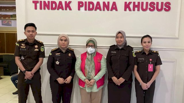 Kejari Gowa, Sulsel mengeksekusi dr. Ummu Salamah ke Lapas Perempuan Kelas IIA Sungguminasa setelah Mahkamah Agung membatalkan vonis bebas dalam perkara korupsi dana JKN RSUD Syekh Yusuf. Harian.News/HO-Humas Kejari Gowa