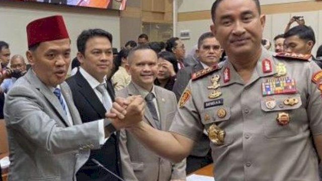 Kapolri Jenderal Suyudi Ario Seto menjabat tangan Ketua Komisi III DPR RI usai uji kelayakan dan kepatutan di kompleks parlemen, Jakarta, Kamis (1/10/2026) lalu. Foto Sekretariat Jenderal DPR RI