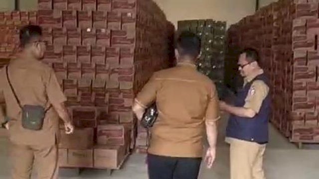 Disperindag Makassar saat berada di lokasi PT Maha Meru Mitra Makmur pada Selasa (13/10/2026) lalu. Humas Disperindag Makassar
