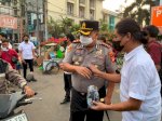 AKBP Reman Sambo Bagikan Masker Saat Kabut Asap Melanda Makassar