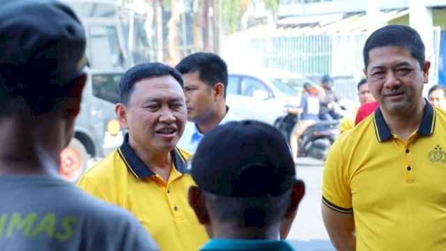 Kapolda Sulsel Irjen Pol. M. Awal Chairuddin, Kapolrestabes Makassar bersama pejabat utama Polda Sulsel dan masyarakat melaksanakan gerakan Jumat Bersih di Jalan Monginsidi Baru, Makassar, Jumat (16/10/2026). Foto Harian.News