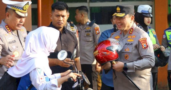 “Polisi Bersama Masyarakat”: Kapolda Sulsel Awal Chairuddin Turun ke Jalan&nbsp;