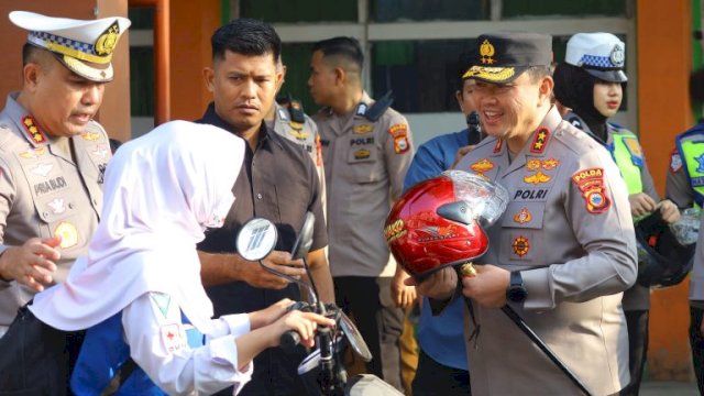 Kapolda Sulsel Irjen Pol. M. Awal Chairuddin bersama jajaran turun langsung mengatur lalu lintas di Makassar sebagai implementasi program &ldquo;Polisi Bersama Masyarakat&rdquo;, Selasa (20/10/2026). Humas Polda Sulsel 