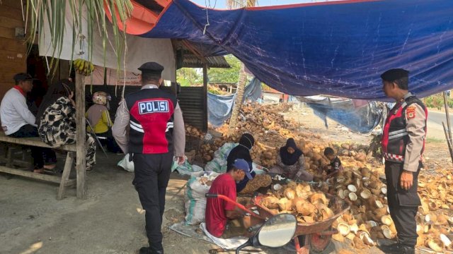 Kasat Samapta Polres Luwu IPTU Anwar Syamsuddin bersama personel melaksanakan patroli dialogis dan memberikan imbauan kamtibmas kepada aparat desa serta masyarakat Desa Rumaju, Kecamatan Bajo, Kabupaten Luwu. Harian.News/HO-Humas Polres Luwu