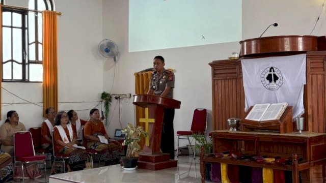 Kapolres Luwu AKBP Andrias Nurcahyo Wibowo didampingi Kasat Binmas AKP Petrus Sandalle dalam kegiatan Minggu Kasih bersama jemaat Gereja Toraja Jemaat Efrata Pattedong, Kecamatan Ponrang Selatan, Kabupaten Luwu, Minggu (25/10/2026). Foto Humas Polres Luwu&nbsp;