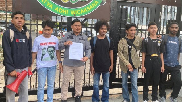 GRD dan FPD menggelar aksi damai di depan kantor Kejati Sulsel pada momentum Hari Sumpah Pemuda ke-98, menyampaikan dukungan moril dan mendesak penuntasan perkara dugaan korupsi pengadaan bibit nanas. Foto HN