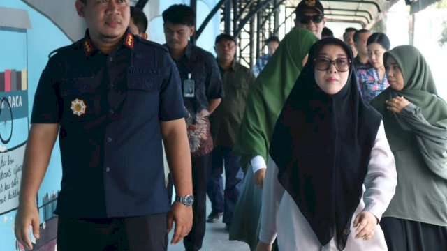 Anggota Komisi XIII DPR RI, Meity Rahmatia didampingi lansung oleh Karutan Makassar Yohanes Dias Sanyoto, A saat Sidak fasilitas kamar hunian hingga dapur Rutan Kelas I Makassar dalam kunjungan kerja, Jumat (30/10/2026), untuk memantau pelayanan dan pembinaan warga binaan. Foto HN