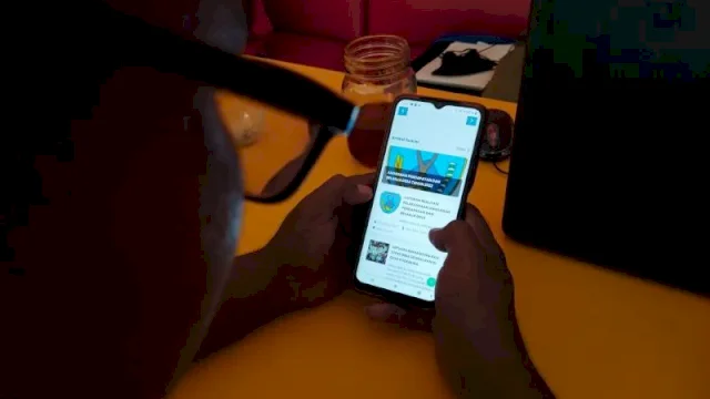Seorang warga sedang membuka situs web Desa Podenura, Nagekeo, NTT. ANTARA/Fransiska Mariana Nuka