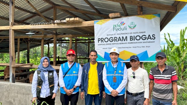Tim PLN bersama masyarakat di lokasi Program Biogas Desa Saukang, Kabupaten Sinjai, yang didukung TJSL PLN UID Sulselrabar untuk mengolah limbah ternak menjadi energi alternatif bagi rumah tangga. (Dok. PLN)