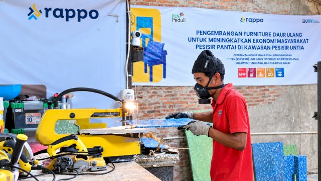 Proses produksi furnitur daur ulang oleh penerima manfaat Program TJSL RAPPO Living di kawasan pesisir Untia, Makassar. (Dok. PLN)