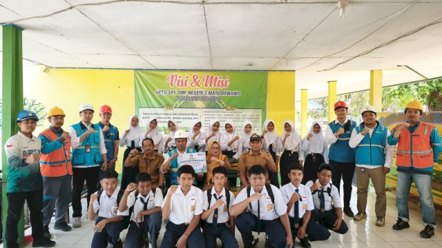 Keceriaan Siswa dan Guru SMP Negeri 2 Marioriwawo menyambut bantuan sumur bor dari TJSL PLN UID Sulselrabar yang kini memenuhi kebutuhan air bersih dan mendukung kenyamanan aktivitas di sekolah. (Dok. PLN)